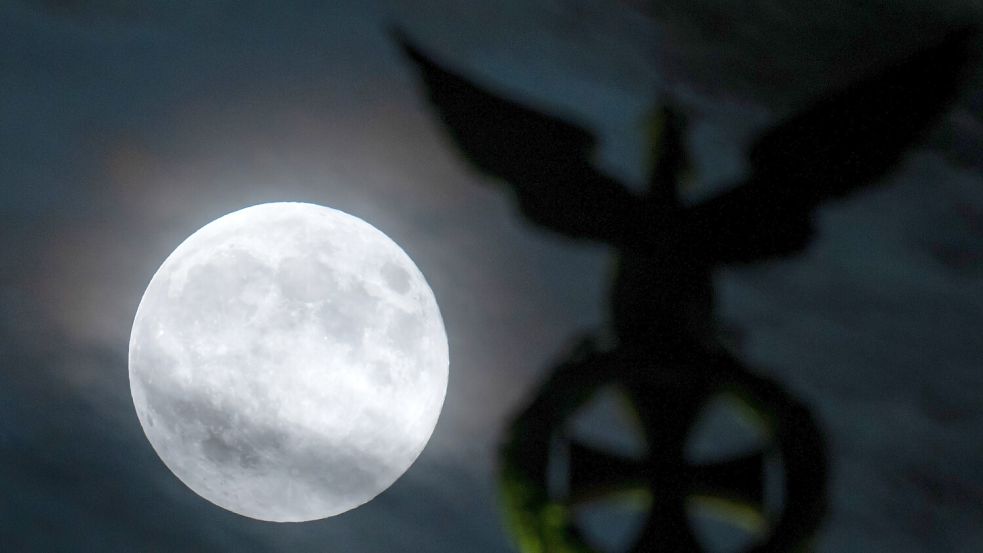 Über Deutschland wird der Vollmond bald besonders hell und groß sein. Foto: dpa/Soeren Stache