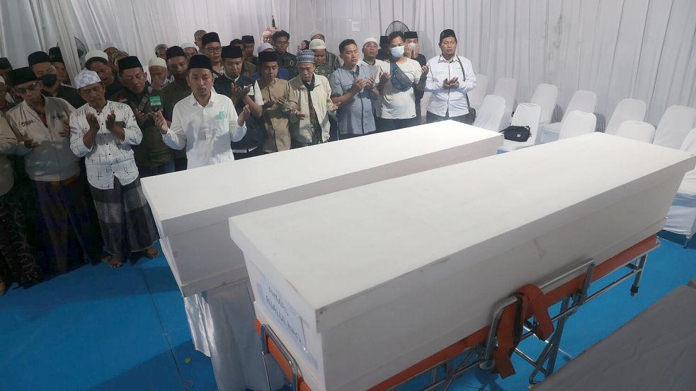 Mehr als 60 Menschen sind bei dem Einsturz ums Leben gekommen. Foto: Trisnadi/AP/dpa