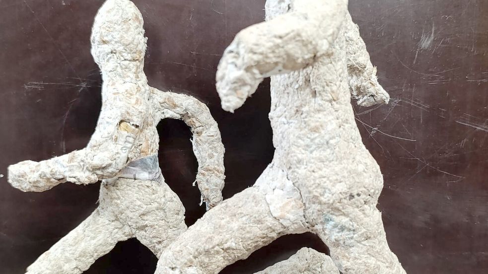 Karl-Heinz Brinkmann zeigt im Außenbereich der Müllerhaus-Galerie in Rhauderfehn die Skulptur „Begegnungen auf dem Weg durch die Zeit“. Foto: Kulturring und Kunstkreis Rhauderfehn