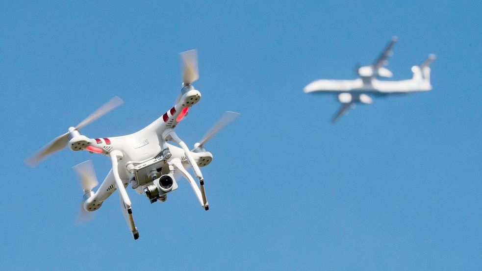 Nachdem es europaweit mehr Drohnensichtungen in Bereichen der kritischen Infrastruktur gegeben hat, reagiert Bayern mit einer Novelle des Polizeiaufgabengesetzes. (Symbolbild) Foto: Julian Stratenschulte