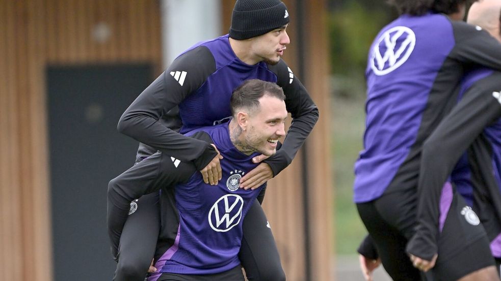 Huckepack zum Erfolg: David Raum und Aleksandar Pavlovic (oben) bei einer Trainingsübung. Foto: Federico Gambarini