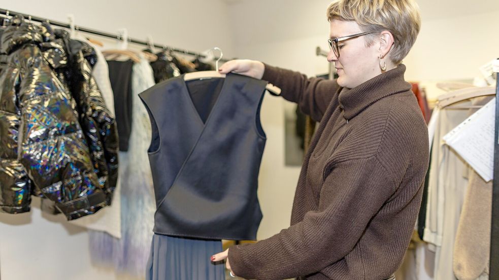 Das „lange Schwarze“ für den Herzog in „Wie Es Euch Gefällt“ am Theater Osnabrück präsentiert Kostümdesignerin Lucia Frische. Foto: Sebastian Dannenberg