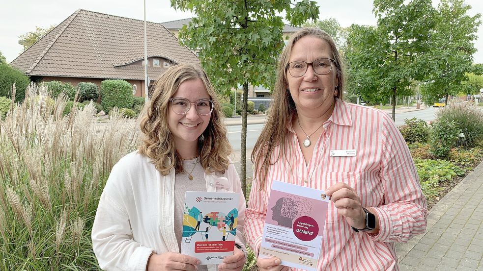 Lisa Cloppenburg (links) und Elisabeth Hermes helfen bei Anfragen weiter. Foto: Natascha Hell/Landkreis Cloppenburg