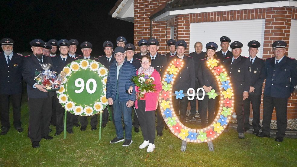Die Feuerwehrkameraden aus Klostermoor überraschten ihren Ehrenortsbrandmeister Artur Bußmann (Mitte, mit Ehefrau Hildegard) zu seinem 90. Geburtstag. Foto: Holger Weers