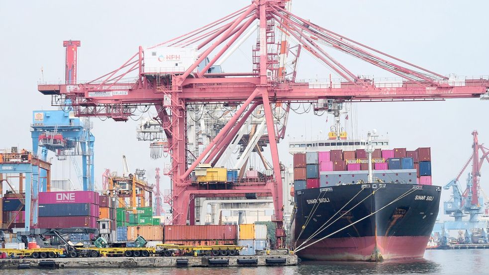 Die WTO rechnet mit einer deutlichen Abkühlung beim Wachstum des Welthandels 2026. (Symbolbild) Foto: Tatan Syuflana/AP/dpa