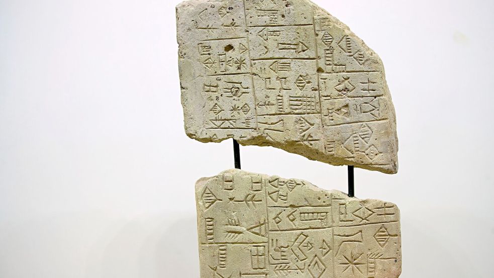 Artefakte wie dieser Steintafeln wurden in den vergangenen Jahren zurück in den Irak geholt. (Archivbild) Foto: Hadi Mizban/AP/dpa