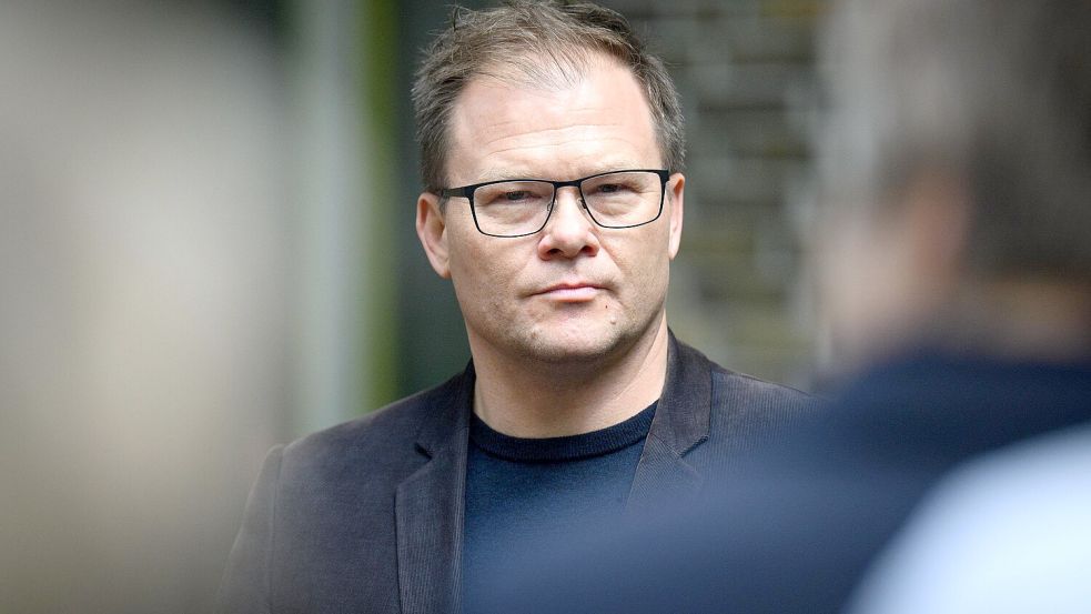 ARCHIV - 22.07.2025, Berlin: Carsten Schneider (SPD), Bundesminister für Umwelt, Klimaschutz, Naturschutz und nukleare Sicherheit, steht bei einem Pressetermin an einer Schule in Friedrichshain, bei der Regenwasser in einer Tonne aufgefangen wird. (zu dpa: «Umweltminister Schneider pocht auf Verbrenner-Aus ab 2035») Foto: Bernd von Jutrczenka/dpa +++ dpa-Bildfunk +++ Foto: Bernd von Jutrczenka