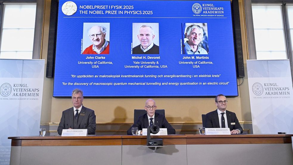Den Nobelpreis für Physik erhalten 2025 die Quantenphysiker John Clarke, Michel Devoret und John Martinis. Foto: Claudio Bresciani/TT News Agency