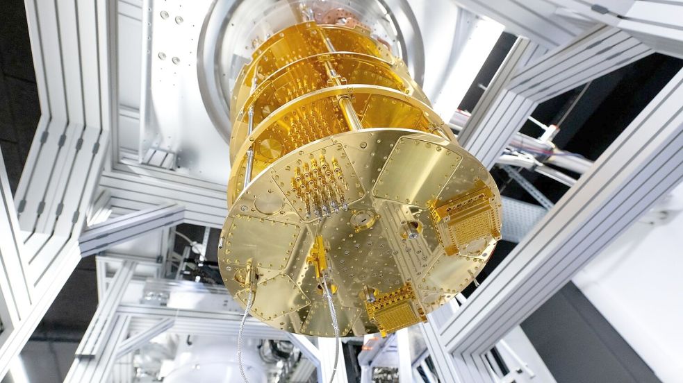 Ein Quantencomputer wird in einem Rechenzentrum in München aufgebaut. Foto: Sven Hoppe