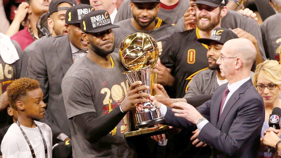 Sein größter Erfolg: James feiert den NBA-Titel 2016. Foto: John G. Mabanglo