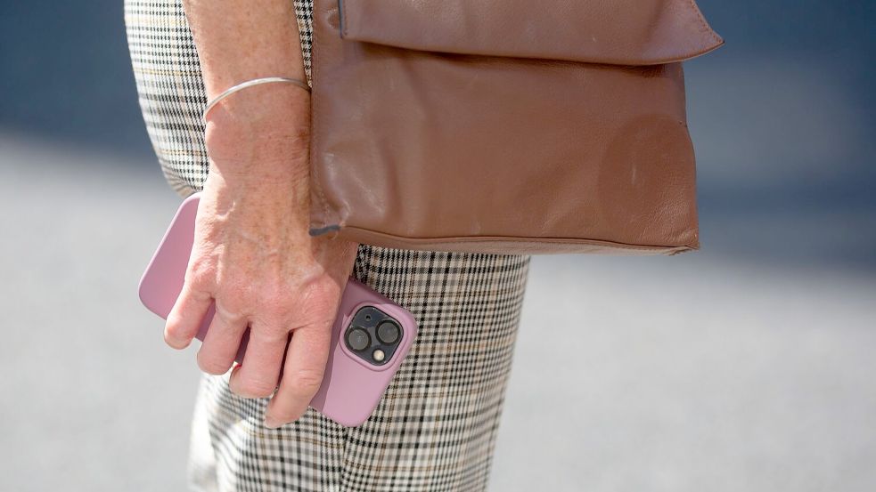 Immer wieder werden Passanten in London die Smartphones aus der Hand gerissen. (Symbolbild) Foto: Fernando Gutierrez-Juarez/dpa