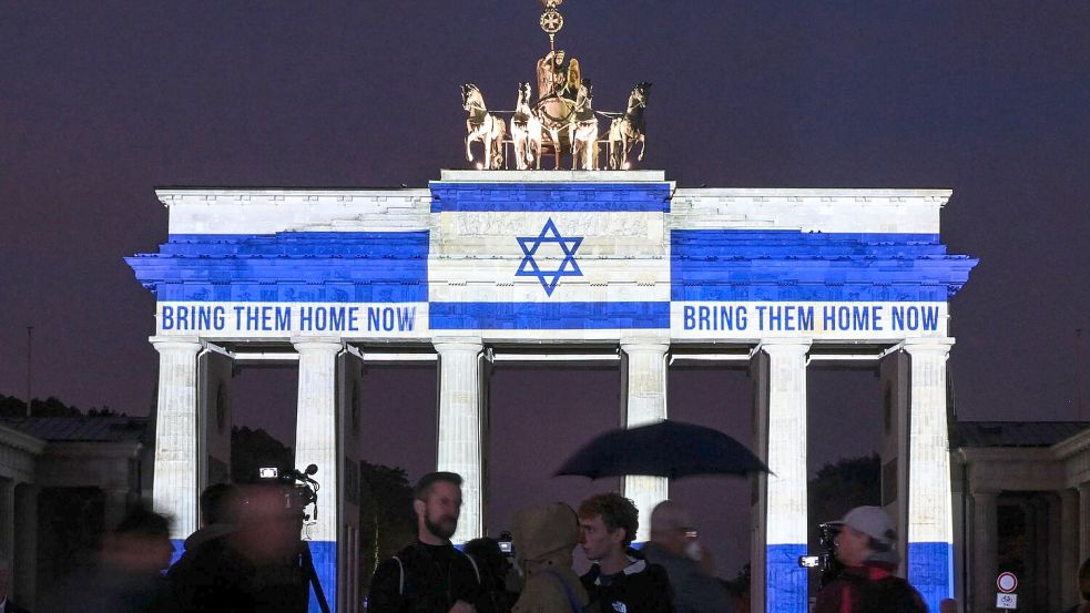 Das Brandenburger Tor ist in den Farben der israelischen Flagge angestrahlt. Foto: Britta Pedersen