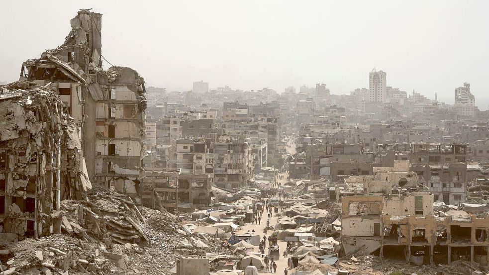 Nach zwei Jahren Krieg ist der Gazastreifen von Zerstörung gezeichnet. Foto: Jehad Alshrafi/AP/dpa
