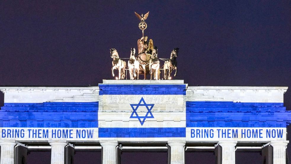 Auch am Brandenburger Tor wurde der Geiseln gedacht und ihre Freilassung gefordert. Foto: Britta Pedersen