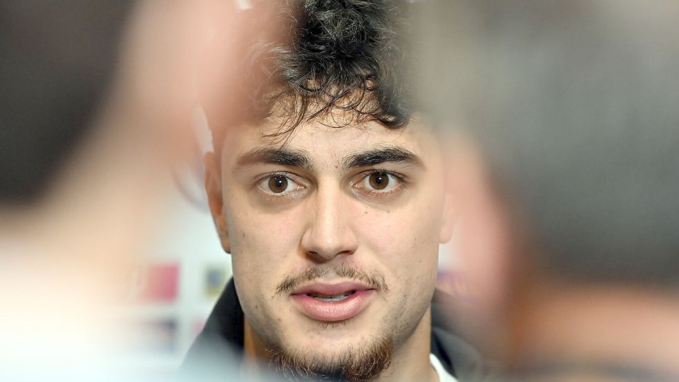 Aleksandar Pavlovic und die Fragen zu seinen Zwangspausen: „Es nervt.“ Foto: Federico Gambarini