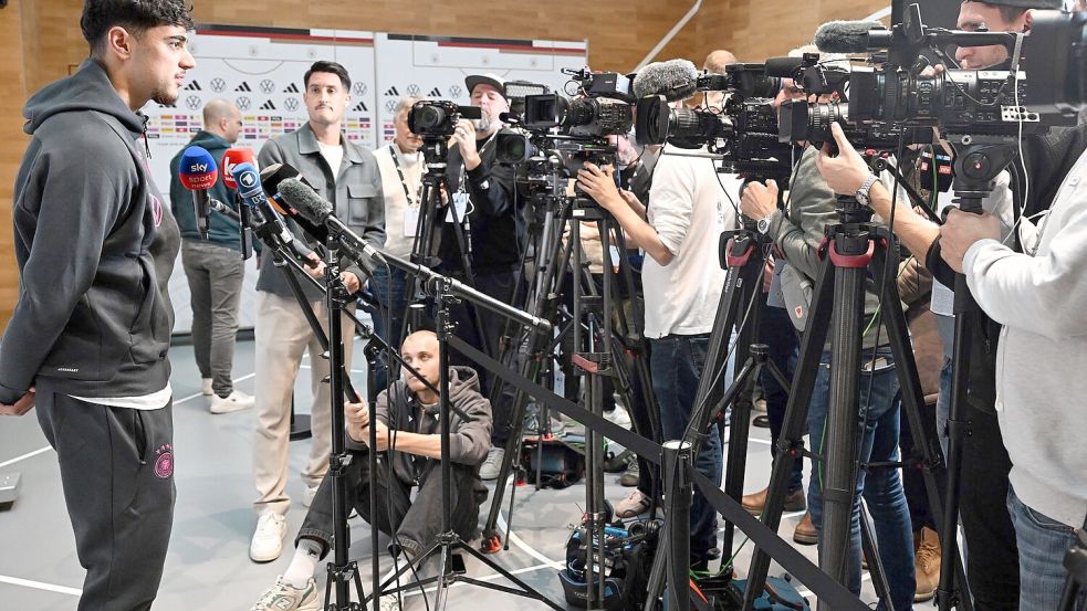 Bayern-Profi Aleksandar Pavlovic beantwortet im DFB-Quartier Reporterfragen. Foto: Federico Gambarini
