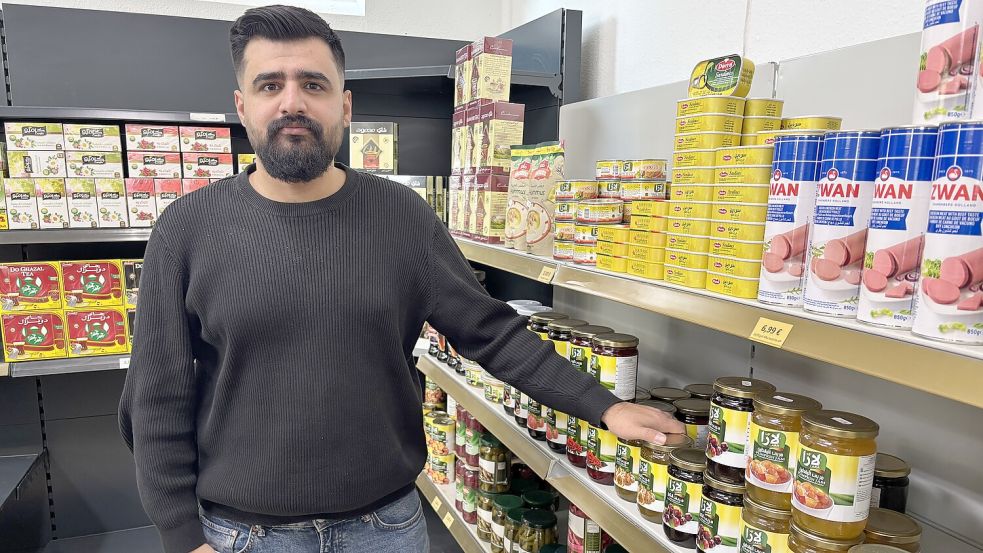 Der Syrer Diljer Youssef wird seinen Abu Ali Market in Rhauderfehn in wenigen Wochen schließen. Fotos: Henrik Zein