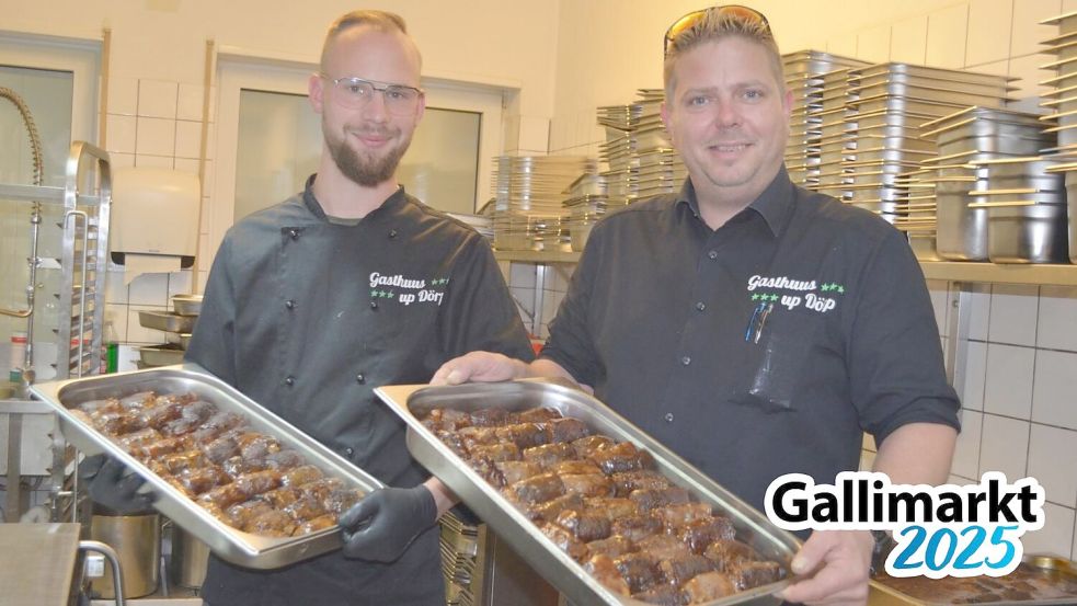 Gastronom Holger Schütte aus Ihrhove (rechts) bereitet mit seinem Mitarbeiter Marc Göwert die 500 Rouladen vor, die am Mittwoch, 8. Oktober 2025, beim Festessen zur Gallimarktseröffnung für die geladenen Gäste im Zelt serviert werden. Beteiligt ist auch Schüttes Lebensgefährtin Jana Wienekamp (nicht im Bild). Zusammen führen sie seit 2024 das Gasthuus up Dörp in Flachsmeer. Foto: Astrid Fertig