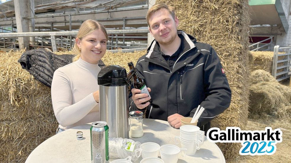 Klassisches Viehmarktfrühstück: Merle Janssen und Philipp Folkerts starten den Tag mit Bier und Kaffee. Foto: Jasmin Oltmanns