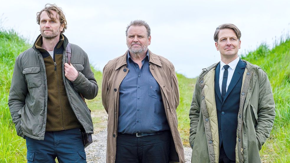 Kommissar Jan Brockhorst (Felix Vörtler, Mitte), Bestatter Wolfgang Habedank (Holger Stockhaus, rechts) und Archäologe Laurens Trautmann (Ulrich Brandhoff, links) haben etwas zu besprechen. Foto: Michael K schau/ZDF/dpa