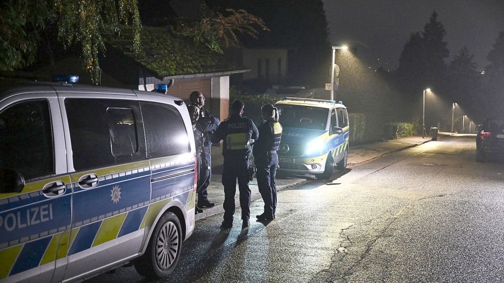Auch am Morgen nach der Tat standen Polizeiautos vor dem Haus der Bürgermeisterin. Foto: Bernd Thissen