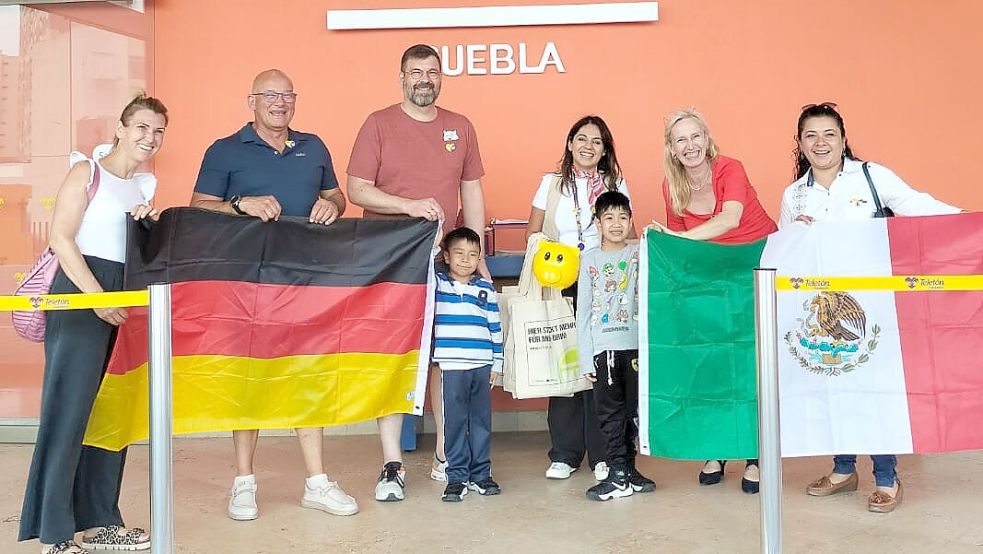 Über die guten Beziehungen zwischen Mexiko und Deutschland freuen sich Petra Meyer (von links), Uwe Dieterle, Knut Hofmayer, Jezzy Espinosa, Stephanie Leigers und Llenisse Chazari mit zwei kleinen Patienten der CRIT, einer Rehabilitationsklinik in Mexiko-Stadt. Fotos: Wachstumsregion Ems-Achse