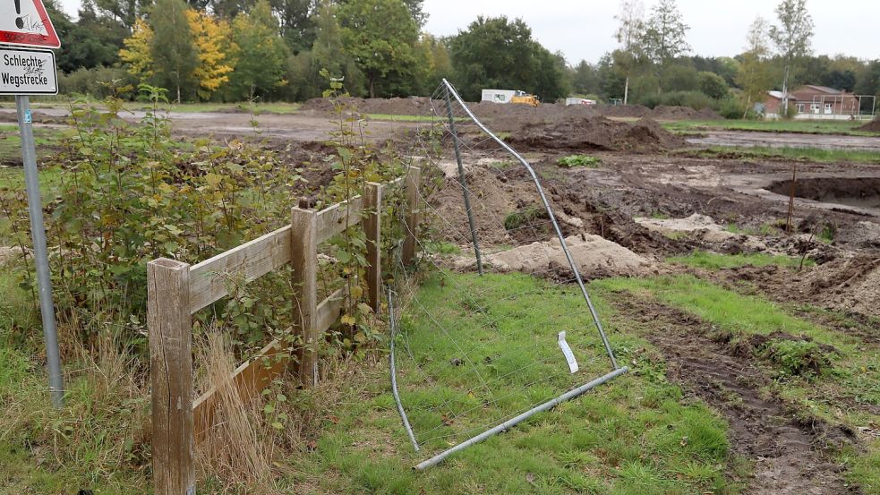 Ein zerbeulter Bauzaun liegt nahe der Baustelle des Mehrgenerationenparks. Foto: Hans Passmann