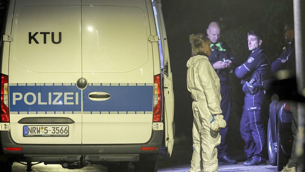 Bis zum späten Abend waren am Dienstag Spuren im Haus der lebensbedrohlich verletzten Frau gesichert worden. Foto: Christoph Reichwein