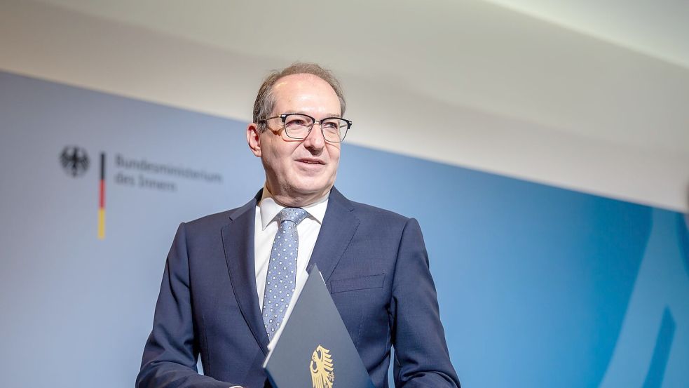 Bundesinnenminister Alexander Dobrindt nennt das neue Bundespolizeigesetz einen großen Wurf und kündigt den zügigen Aufbau neuer Strukturen zur Drohnenabwehr an. Foto: Michael Kappeler/dpa