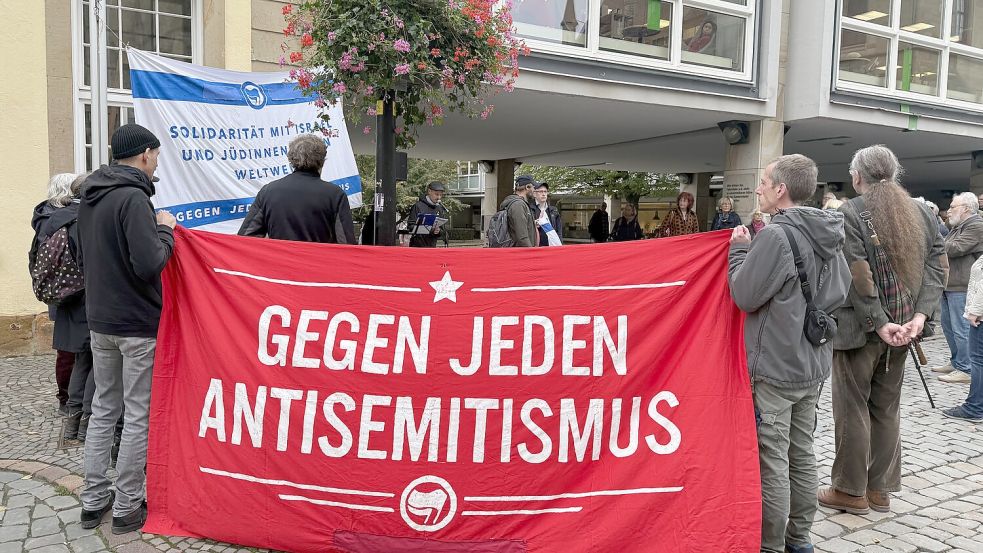 Am Marktplatz in Osnabrück haben sich Menschen versammelt, um ihre Solidarität mit Israel zu zeigen. Foto: Lukas Weinandy