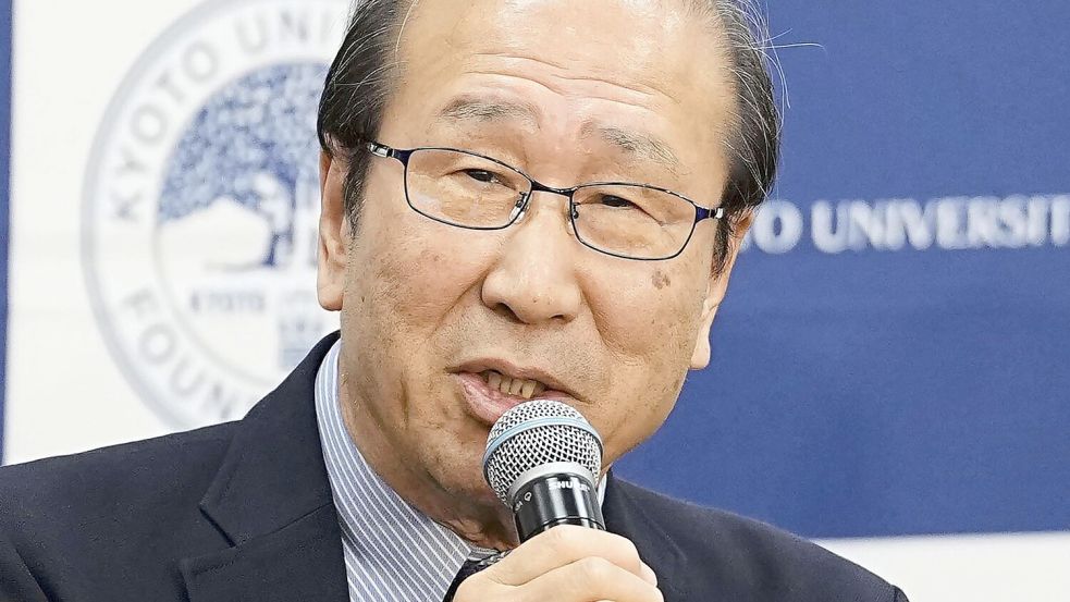Susumu Kitagawa spricht während einer Pressekonferenz an der Universität in Kyoto - nachdem er für den Nobelpreis für Chemie gekürt worden war. Foto: Ren Onuma/Kyodo News/AP/dpa