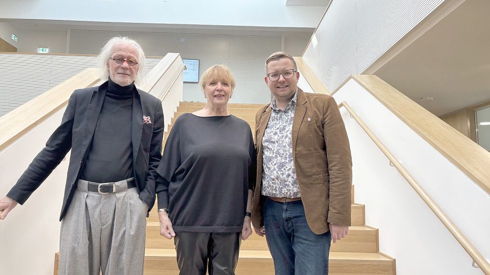 Die Gemeinde Barßel beteiligt sich am Projekt „KlikKS“. Bürgermeister Nils Anhuth (von rechts) stellte gemeinsam mit den ehrenamtlichen Klimapaten Rose und Erwin Gutleben das Projekt vor und wirbt um weitere Klimapaten. Foto: Horst Kruse