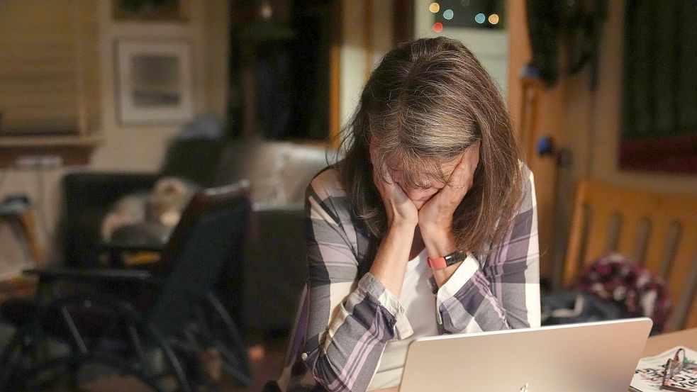 Nobelpreisträgerin Brunkow wird in den USA mitten in der Nacht von Fotografen zuhause überrascht. Foto: Lindsey Wasson/AP/dpa