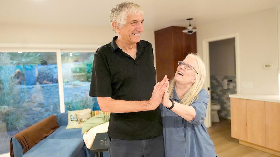 John Martinis steht mit seiner Frau Jean in ihrem Wohnzimmer, nachdem er von seinem Nobelpreis für Physik erfahren hat. Foto: Mark J. Terrill/AP/dpa
