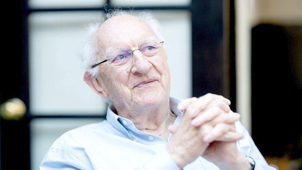 John Clarke sitzt in seinem Haus in Berkeley. Foto: Noah Berger/AP/dpa