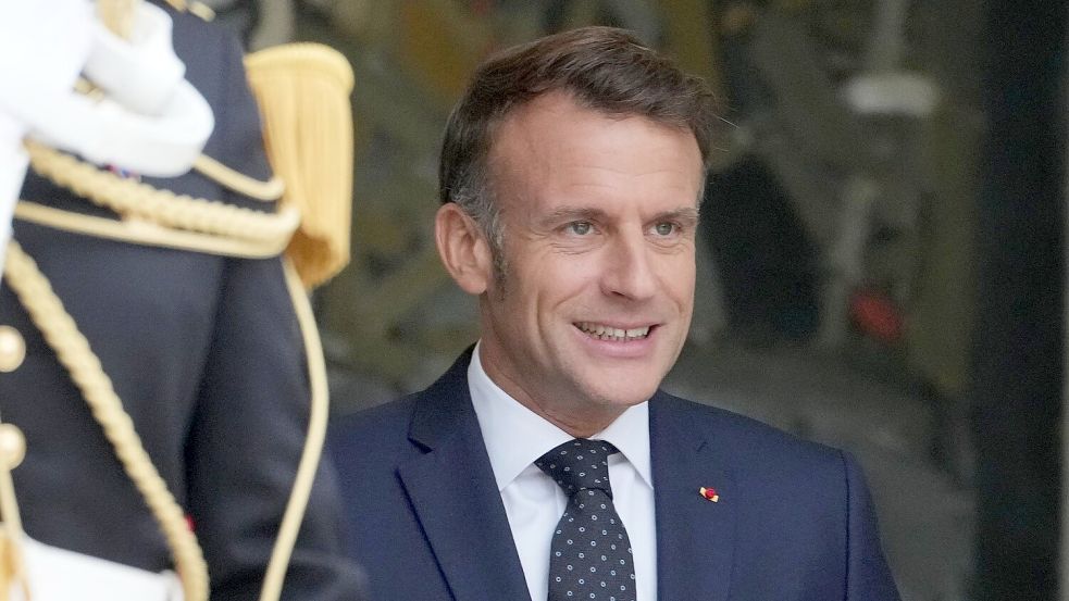 Macron muss nun über einen künftigen Premier und die Ausrichtung der neuen Regierung entscheiden. Foto: Michel Euler/AP/dpa