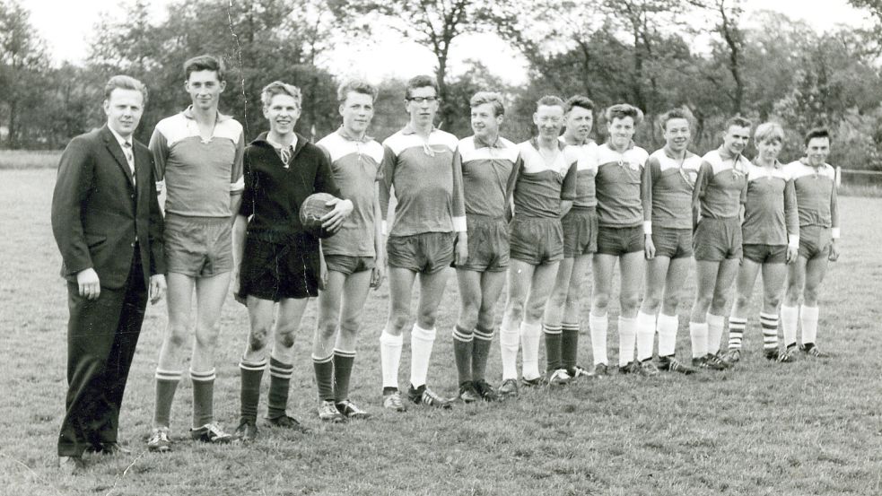1965 trainierte Walter Reinke (links) die A-Jugend. Das Foto aus dem GA-Archiv zeigt schon den Rasenplatz.
