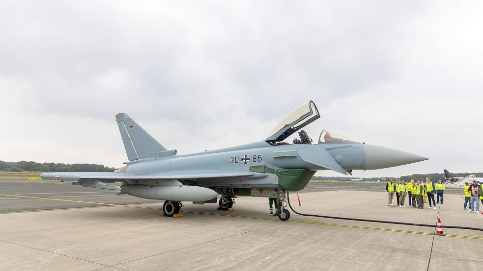 Einer der vier Eurofighter auf dem Vorfeld des FMO. Von hier aus trainiert die Luftwaffe bei „Richthofen Shield 2025“ Starts, Landungen und Abläufe auf zivilem Terrain. Foto: André Havergo