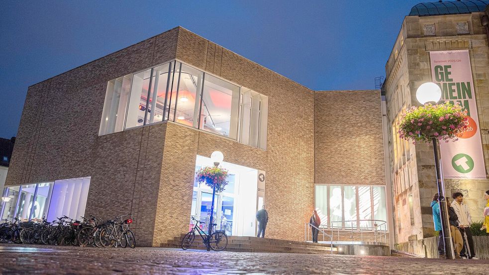 Die Lichter brennen weiterhin im Theater Osnabrück. Aber die Absage von „Ödipus Exzellenz“ hat dem Haus heftige Stürme beschert. Foto: Guido Kirchner/dpa
