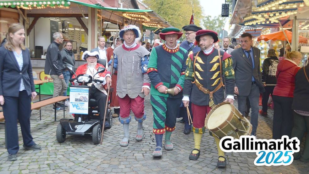 Die Leeraner Königstraße hinunter wanderte die Menge nach der Eröffnung der "fiev Dag free Markt", angeführt von den Herolden, durch die Jahrmarktsbuden dem Gallimarkts-Festzelt zu. Foto: Astrid Fertig