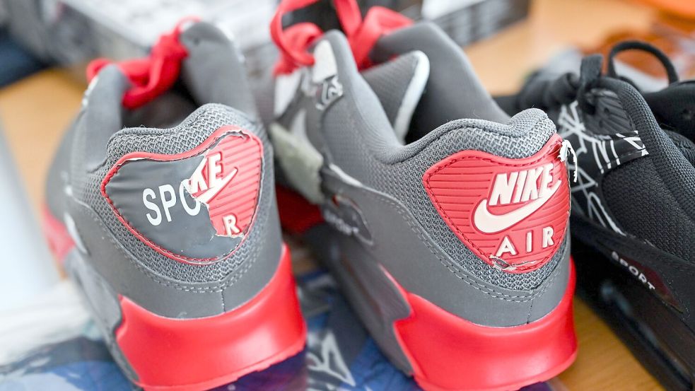 Eine Fälschung imitiert einen Markenartikel - wie in diesem Fall Nike-Schuhe. Foto: Hendrik Schmidt
