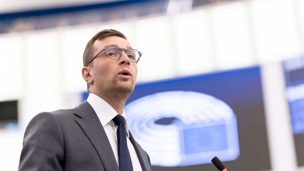 Der französische Politiker Jordan Bardella ist Vorsitzender der rechten PfE-Fraktion im Europaparlament. (Archivbild) Foto: Philipp von Ditfurth/dpa