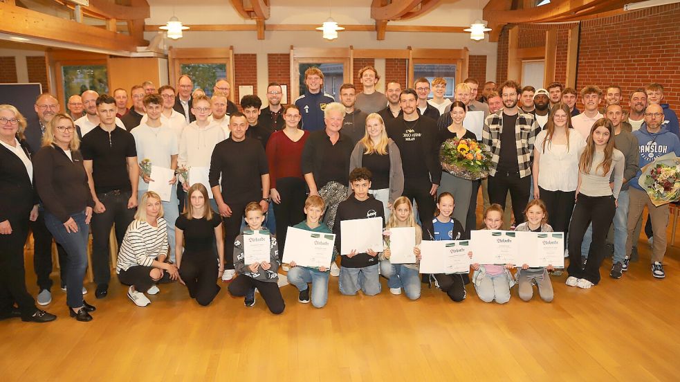 Viele Sportlerinnen, Sportler, Trainer und Betreuer sowie Vertreter aus dem Rat hatten sich zur Sportlerehrung im Ratssaal eingefunden. Foto: Hans Passmann