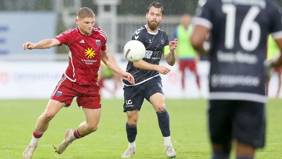 In der vergangenen Saison gewann Kickers Emden (links Janek Siderkiewicz) mit 3:0 beim VfB Oldenburg. Archivfoto: Jens Doden/Emden