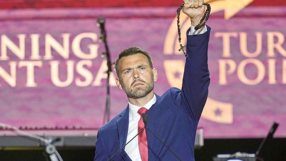 Der christliche Glaube als Akt des Widerstands: Der konservative Aktivist Jack Posobiec reckt bei der Trauerfeier für Charlie Kirk eine Faust in die Höhe – und hält darin einen Rosenkranz. Foto: AP/dpa/John Locher