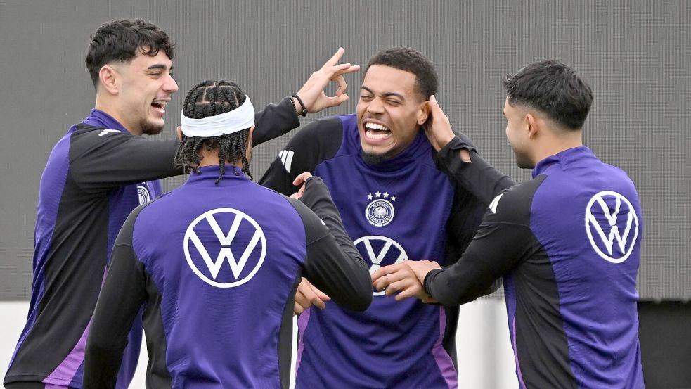 Gute Laune beim Abschlusstraining mit dem Bayern-Duo Aleksandar Pavlovic, Serge Gnabry, Dortmunds Felix Nmecha und dem Mainzer Nadiem Amiri (v.l.). Foto: Federico Gambarini