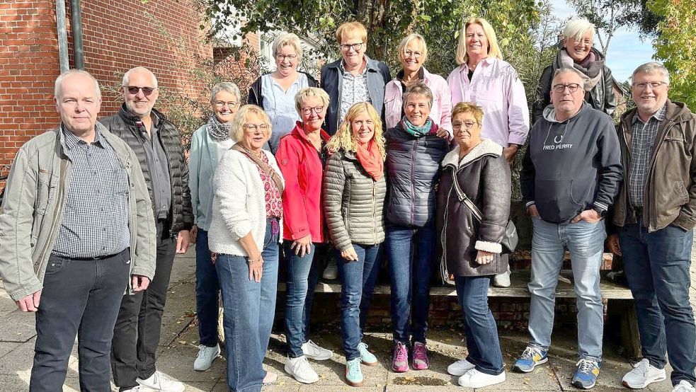 Das Gruppenfoto zeigt (von links): Harald Abels, Friedhelm Neumann, Magret Meißler, Christa Seemann, Rainer Liebenow, Anja Meyer, Renate Nannen, Silke Kruse, Luise Winkler, Gitta Kretzmer, Karin Tinnemeyer, Liane Bussmann, Luise Korporal, Klaus Thoben und Harm Kramer. Gudrun Möhlmann konnte am Treffen nicht teilnehmen. Foto: Magret Meißler