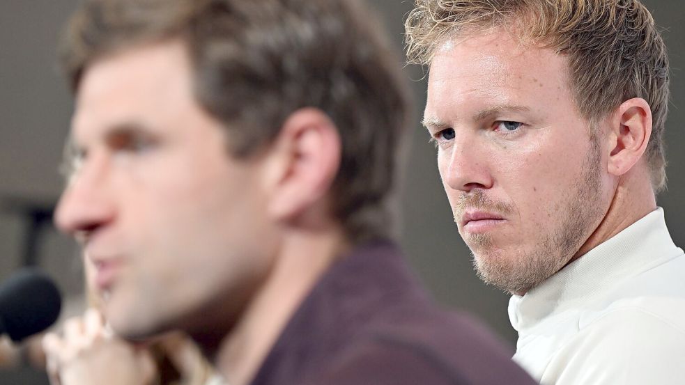 Bundestrainer Nagelsmann (r.) traut seinem Ex-Spieler Müller (l.) auch eine Laufbahn als Coach zu. (Archivbild) Foto: Federico Gambarini
