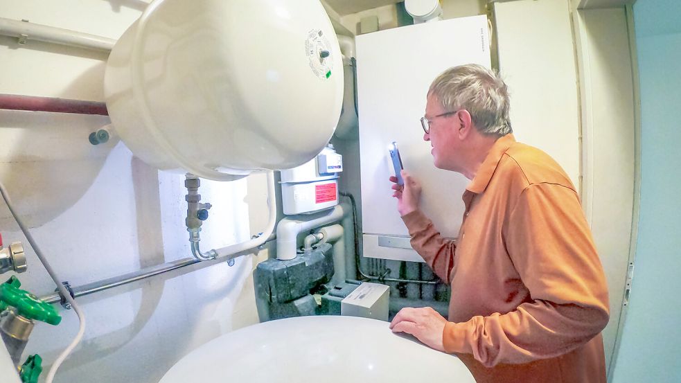 Hohe Gaspreise können Haushalte extrem belasten: Hier liest ein Mann den Gaszähler in seinem Heizungsraum ab. Foto: IMAGO / Wolfgang Maria Weber