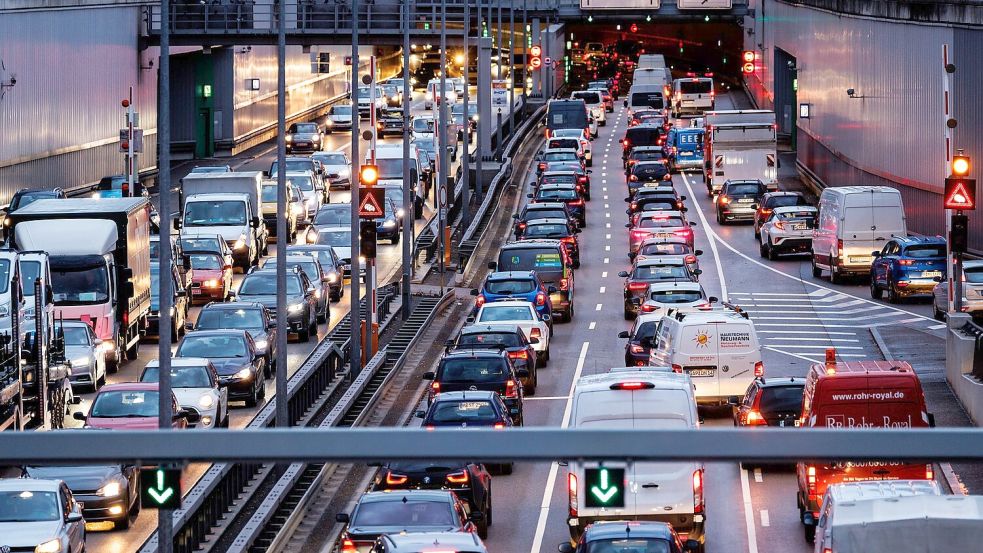 Berufsverkehr in München. Tagtäglich fährt die Bevölkerung einer Großstadt von außerhalb zum Arbeiten in die bayerische Landeshauptstadt. (Symbolbild) Foto: Matthias Balk